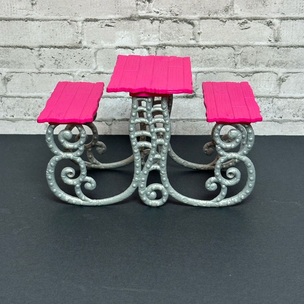 Monster High Doll Deluxe Deadluxe School Playset Picnic Table Pink Silver